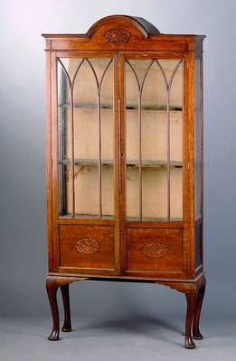 Vitrine, England, spätviktorianischer Stil, um 1920, Türen versprosst verglast, 2 Einlegeböden, Samtauslegung, geschweifte Beine, Schnitzereien ...