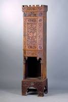 Pfeiferschrank, deutsch, um 1895/1900, Eiche massiv, Front leicht abgeplattet, Flachschnitzereien a.d. Vollholz im Stil der Spätrenaissance, m. ...