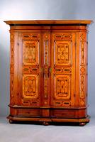 Barockprunkschrank, Schwarzwald, um 1730/40, Korpus Eiche massiv, Inneneinrichtung z.T. sek., kompl. a. Rahmen gearb., zerlegbar, sog. Spaltschrank, ...