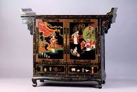 Kommodenschrank, China, Mitte 20. Jh., Lackarbeit, zwei Türen, bemalt, m. figürlichen Auflagen verziert, Gebr.-Sp., ca. 110x130x46 cm