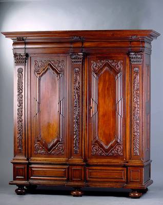 Barockschrank, Niederrhein/Nordrhein-Westfalen, um 1830/40, Korpus Weichholz und Eiche, 2 -türig, z.T. auf Rahmen gearb., aufges. Schnitzereien in ...