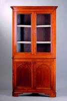 Eckschrank, wohl England, um 1830/40, Korpus WH, Satinholz z.T. massiv, Zierleisten einfach und doppelt getreppt, Front auf Rahmen gearb., Kopfteil ...