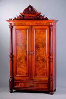 Gründerzeitschrank, wohl deutsch, um 1880/1890, Korpus WH, integr. Fußschublade, 3 Einlegeböden, Front auf Rahmen gearb., Wurzelnußfurnier ...