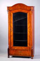 Glasvitrine, mitteldeutsch, um 1840/50, Korpus WH, Wurzelnußfurnier einfach u. doppelt gesp. verlegt, Fußteil m. integr. Schublade, Ecken ...