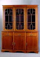 Vitrinenschrank, England, nach dem Vorbild des19 Jh., 50/60er Jahre, WH, Mahagonifurnier m. Fadenintarsien, Mittelteil l. herausragend, Oberteil ...