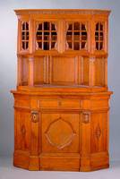 Eckschrank, deutsch, um 1900, Korpus WH, Eiche massiv, Eichefurnier, Unterteil eintürig, Lisenen gut herausgearb., Schublade abgesetzt m. ...