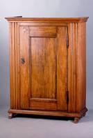 Bauernschrank, Hessen, um 1730/50, Eiche massiv, Front auf Rahmen gearb., Lisenen 4-fach gewellt, Schloß u. Beschl. a.d. Zeit, Schlüssel neu, ...