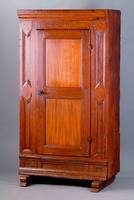 Garderobenschrank, wohl norddeutsch, um 1850, Eiche massiv, Front auf Rahmen gearb., Lisenen z.T. aus dem Vollholz geschnitzt, einfach getreppt, ...