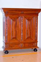 Kissenschrank, Niederlande, nach dem Vorbild v. 1650/1720, hier 50/60er Jahre, 2-türig, Manufrakturherstellung: von Hoedt/Arnheim, Eiche massiv, ...