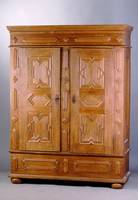 Kleiderschrank, Westfalen, um 1810-20, Eiche massiv, Front auf Rahmen gearbeitet, aufgesetzte geometrisierende Zierleisten, diese doppelt und ...