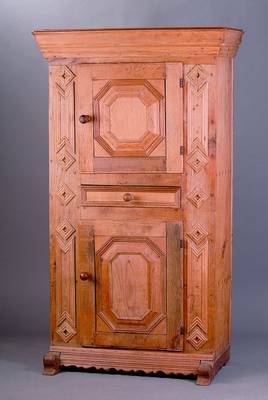 Schrank, Westfalen, um 1820-30, Eiche massiv, Front kassettiert, auf Rahmen gearbeitet, Zierleisten drei- und vierfach getreppt, Füße sek., ca. 168 ...