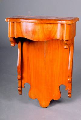 Wandkonsole, süddeutsch/Pfalz, um 1835-40, Weichholz Wurzelkirschfurnier gespiegelt verlegt, Wangen siebenfach geschweift, rhythmisch gegliedert, ...
