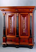 Kissenschrank, Holland, 60er Jahre, Korpus Eiche/Palisander massiv, 3 Halbsäulen, diese geschwärzt, Türen auf Rahmen gearb., in sich 10-fach ...