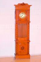 Standuhr, Danziger Barockstil, deutsch um 1930, helles Eichen/Furniergehäuse, seitlichmittig verglast, gedrehte Vollsäulen, im Sockel Maskarone, ...