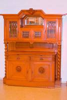 Aufsatzschrank, deutsch, Karlsruher Gegend, um1910. Korpus HH, Eiche/Buche massiv, Eichefurnier, in sich 3-geteilt, 2-türig, integr. Schublade, ...