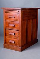 Schubladenschränkchen, deutsch/engl., um 1900, Eiche massiv/Furnier, 4 Schubladen m. Auslegebrett, aufgesetzte Greiftasten, Gebr.-Sp., ca. 78x44x75 ...