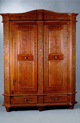 Spaltschrank, süddeutsch, wohl Freiburger Gegend, dat. 1782, kompl. auf Rahmen gearb.,Eiche massiv, Kanten abgeflacht, reiche Flachschnitzereien in ...