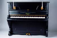 Klavier, Blüthner, um 1910/12, No. 95522, bez. Plakette mit Auszeichnungen, Gehäuse Buche massiv/Buche furniert, schwarz sekundär lackiert, ...