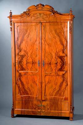 Wäscheschrank, wohl Dresden, um 1835/45, Korpus Weichholz, Front auf Rahmen gearbeitet,sog. Rahmenfüllung, integrierte Schubladen, ...