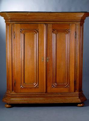 Nordhessischer Bauernschrank, um 1750/70, Eiche massiv, Kopf u. Fuß auskrakend, 6 bzw. 10-fach ausladend, Ecken abgeflacht, Lisenen kissenartig ...