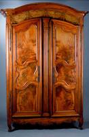 Burgunder Schrank, Frankreich, um 1760, Nußbaum massiv, auf Rahmen gearb., Türen/Frontleicht geschweift, Mittelteile im Rokokostil, gegenläufig ...