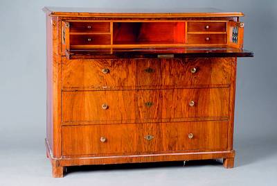 Schreibkommode, süddeutsch, um 1850/60, Korpus WH, Wurzelnußfurnier gesp. verlegt, oberste Schublade als Sekretärteil, seitl. Balustradenverz., 4 ...