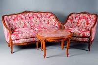 Salongarnitur, Frankreich, um 1960, best. aus: 2 Sessel, 2-Sitzersofa, Tisch, Korpus Nußbaum massiv, allseitig geschweift, Akanthusblattverz., ...