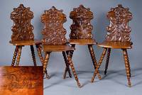 4 Brettstühle, süddeutsch, Karlsruher Gegend, um 1900, Nußbaum/Buche massiv, Beine gedrechselt, Sitz in sich doppelt geschweift, Lehnen ...