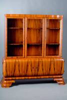 Vielzweckvitrine, deutsch, um 1930, Korpus WH/HH, kaukasisch Nußbaumfurnier, doppelt u. 4 -fach gesp. verlegt, abgerundete Ecken, facett Gläser, 2 ...