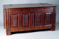 sog. Leinentruhe, mitteldeutsch,um 1800, Eiche massiv, Front auf Rahmen gearb., abstrakte Blumen u. Blätterverz., Schloss a.d.Zeit, ohne Schlüssel, ...