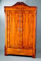 Brezelschrank, Holland, um 1845/50, Korpus WH, Pyramidenmahagoni gesp. verlegt, integr. Fußschublade, Kopfteil geschweift, aufgesetzte ...