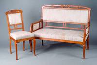 Salongarnitur, deutsch, um 1900/1905, reiner Jugendstil, best. aus: 2 Stuhlsessel, 4 Stühlen u. Tisch, Nußbaum massiv, Frontbeine leicht ...