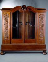 Bücherschrank, deutsch, um 1910, Korpus WH/HH, Eichefurnier, 4-türig, Seitenteile m. aufgelegter Schnitzerei im Jugendstil, Perlleistenverz., ...