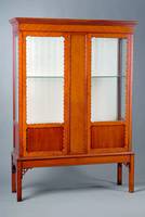 Stilvitrine, wohl England, um 1930, Korpus HH, Pyramidenmahagoni z.T. gesp. verlegt, sog.Brezelfüllungen, Unterteil nach chinesischem Vorbild ...