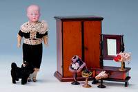 Einrichtung für Puppenstube/Kaufladen: best.aus: Psyche, Schrank und 4 Hüte mit Hutständer; Psyche, Holz mit Spiegeleinsatz, H.ca.16cm; ...
