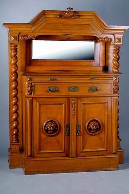 Konvolut 2 Teile, Aufsatzmöbel u. Sofaumbau, deutsch, um 1910, Aufsatzmöbel: auf Rahmen gearb., Eiche massiv, 2 integr. Schubladen, freistehende ...
