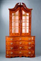 Eckaufsatzkommode, mitteldeutsch, wohl Dresden um 1750, Korpus WH, Nußbaumfurnier gesp. verlegt, 4-schübig, doppelt geschweift, orig. ...