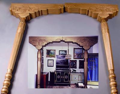 Zwei Säulen mit großen Kapitellen, China, um 1900-10, Holz mit Flachschnitzereien, goldfarben gefaßt, Säulen facett., starke Gebr.-Sp., ...