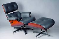 Lounge-Chair und Ottoman, nach Vorbild des Entwurfes von Charles und Ray Eames, neuere Ausführung, drei gebogene und verleimte Schichtholzschalen ...