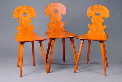 3 Brettstühle, süddeutsch, 1937, Ahorn/Buche massiv, Rückenlehne in sich vielfach gegliedert, Brandmalerei m. Inschriften, Unikatcharakter, st. ...