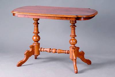 Salontisch, deutsch, um 1880/90, Gründerzeit, Nußbaum massiv/Nußbaumwurzel, Brandmalerei in Form v. Rocaillen u. geometrischen Formen, z.T. alt ...
