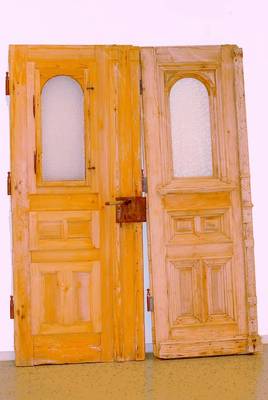 Haustür, Gründerzeit, deutsch, um 1880/90, Zirbelkiefer/Kiefer, auf Rahmen gearb., aufges Rosettenschnitzerei im Renaissancestil, Oberteil z.T. ...