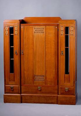 Jugendstilschrank, Schöttle Stuttgart, um 1905, Nußbaumfurnier, Seiten hervorragend, facett. Glas, 3 Einlegebretter, sparsame Intarsien in Form v. ...
