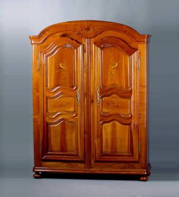 Hochzeitsschrank, deutsch, um 1760/70, Kirschbaum mass., Kopf geschweift, Türen auf Rahmen gearb., diese 6-fach gefeldert, z.T. mit bunten ...