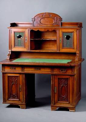 Aufsatzschreibtisch, deutsch, um 1890/1900, Eiche massiv/WH, Nußbaumfurnier, Inlets z.T. abstrakt floral, sparsame Verglasung, 2 Ablegefächer, 3 ...