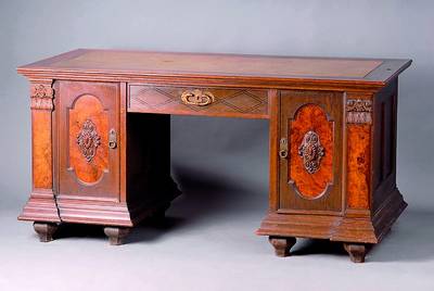 Schreibtisch, deutsch, um 1910/20, Korpus Eiche massiv, kompl. auf Rahmen gearb., Barockstil m. Jugendstilanklängen, Fußleiste 8-fach getreppt, ...