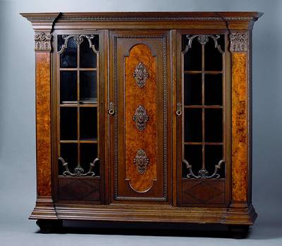 Bücherschrank, deutsch, um 1915/20, Korpus Eiche massiv/Furnier, teilverglast u. versprosst, aufges. Rosetten u. Rocaillen, seitl. Lisenen m. ...