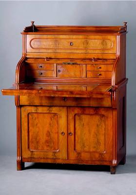 Rollsekretär, wohl norddeutsch, um 1860/70, Korpus WH, Pyramidenmahagoni gesp. verlegt, Schreibplatte ausziehbar, einfaches Ablegefach 2 integr. ...