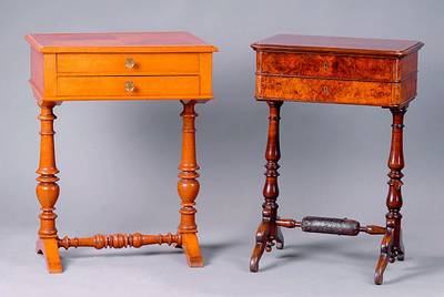 Spätbiedermeiernähtisch, süddeutsch, um 1850/60, Korpus WH, Wurzelnußfurnier z.T. gesp. verlegt, 2 integr. Schubladen, Untergestell in ...