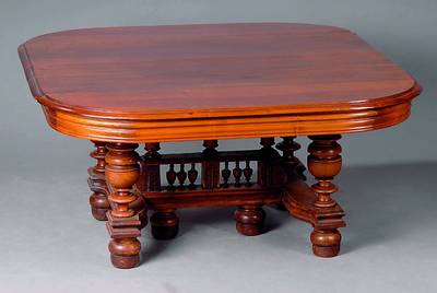 Clubtisch, Frankreich, um 1890, Nußbaum massiv/Furnier, Beine gekürzt, Gestell m. reicher Drechselarbeit, verschränkt, Zarge 3 -fach getreppt, ...